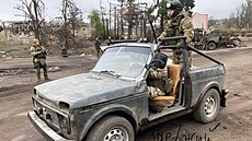 Donbaské kabriolety. Ruská armáda se v bojích o Pokrovsk musí �ím dál víc...