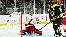 David Pastr�ák z Bostonu p�ekonává Frederika Andersena v brance Caroliny.