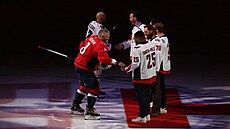 Alexandr Ove�kin vyrovnal brankový rekord NHL. Gratulují mu vít�zové Stanley...