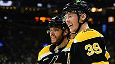 Morgan Geekie (vpravo) a David Pastrák z Bostonu se radují z gólu.