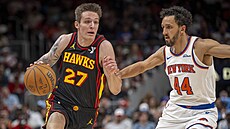 Vít Krej�í z Atlanty rozjí�dí útok, brání ho Landry Shamet z New Yorku.