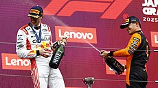 SPRCHA PRO VÍT�ZE. Maxe Verstappena po Velké cen� Japonska kropí druhý Lando...