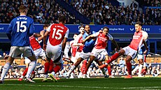 William Saliba (vpravo) z Arsenalu ohro�uje branku Evertonu.