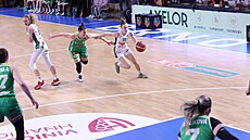 Nikolina Kneevi z abin se ítí do útoku, brání ji Michaela Vondráková.