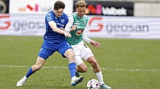 David Puká (vpravo) z Jablonce a Karel Pojezný z Ostravy se petlaují o mí.