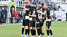 Fotbalisté Hradce oslavují gól na hiti Slovácka.