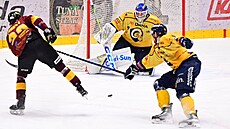 Jihlavský Maxim Burkov st�ílí na zlínského branká�e Daniela Hufa.