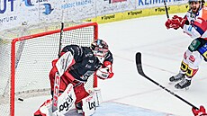 Branká� Stanislav �korvánek z Hradce Králové dostává druhý gól, vpravo je...