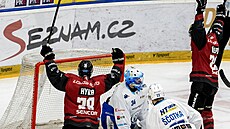 Sparta jde do vedení. Po brance Sobotky se radují Hyka a Řepík.