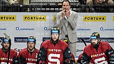 Napjatá sparťanská střídačka. Na prsty píská kouč Pavel Gross.