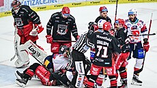 Poty�ka hrá�� p�ed brankou Hradce Králové.