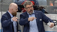 Trené�i Komety Brno, vpravo hlavní kou� Kamil Pokorný, vlevo asistent Ji�í...