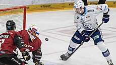 Arttu Ilomäki z Komety dorá�í puk do spar�anské branky.