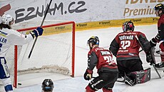 Puk je v brance, sparanská obrana i s gólmanem Koenáem ho nespokojen...