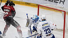 Sparanský útoník Miikka Salomäki ped brankou Komety Brno.