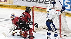 ZNOVU VYROVNÁNO. Brn�nský gól na 3:3 dává Jakub Flek.