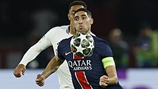 Mí� si zpracovává Achraf Hakimi z Pa�í�e, za ním je nalepený Jacob Ramsey z...