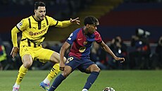 Lamine Yamal (vpravo) z Barcelony se snaí odpoutat od Ramyho Bensebainiho z...