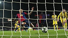 Raphinha z Barcelony dává branku v utkání s Dortmundem.