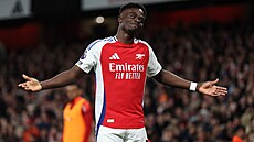 JSEM ZPT. Bukayo Saka z Arsenalu oslavuje svj gól proti Fulhamu.