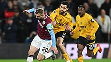 Úto�nou akci Jarroda Bowena z West Hamu zastavuje faulující Rayan Ait-Nouri z...