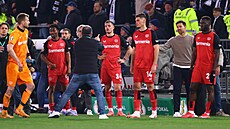 Granit Xhaka a Patrik Schick poslouchají výtky neznámého mu�e po utkání s...