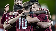 Gólová radost sparanských fotbalist v pohárovém souboji s Teplicemi.