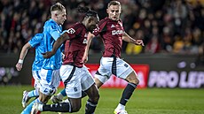 Teplické obran utíká Victor Olatunji, vpravo ho sleduje Jan Kuchta.