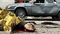 T�lo zabitého civilisty le�í na zemi po ruském raketovém útoku v Kryvém Rihu....