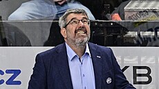 Brn�nský trenér Kamil Pokorný sleduje d�ní na kostce nad ledem. (duben 2025)