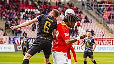 Momentka z druholigového zápasu Zbrojovky Brno (v erveném) proti Vykovu. (5....