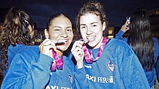 �eská basketbalistka Julie Pospí�ilová (vpravo) se st�íbrnou medailí z Eurocupu.