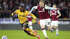 Jean-Ricner Bellegarde z Wolverhamptonu a Jarrod Bowen z West Hamu sp�chají za...