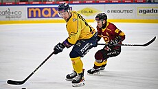 Jihlavský kapitán Tomá� �achotský stínuje Tadeá�e Talafu ze Zlína ve finále...