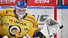 Branká� Daniel Huf ze Zlína zasahuje v zápase s Jihlavou.