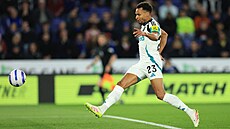 Jacob Murphy z Newcastlu United dává svj druhý gól v zápase s Leicesterem.