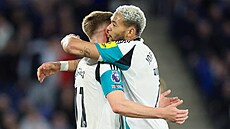 Harvey Barnes a Joelinton z Newcastlu United slaví gól.