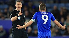 Úto�ník Leicesteru Jamie Vardy diskutuje s rozhod�ím Robertem Jonesem.