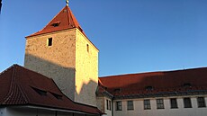 �erná v�. Slou�ila jako v�zení. Dnes u� mate sv�tlým zdivem, ale d�ív byla...