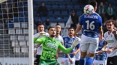 Olomoucký Filip Slaví�ek hlavi�kuje v utkání s Karvinou.