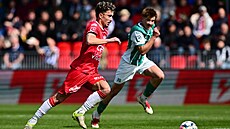 Pardubický Vojtch Patrák si vede mí v zápase proti Bohemians.