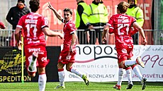 Vojt�ch Patrák z Pardubic (uprost�ed) slaví se spoluhrá�i trefu proti Bohemians.