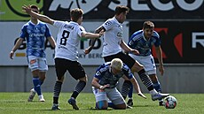David Planka z Karviné reaguje smrem ke kleícímu Filipu Zorvanovi z Olomouce.