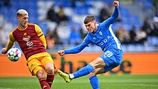 Mladoboleslavský Luká� Ma�ek st�ílí v utkání s Duklou.