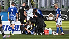Zranný Filip Slavíek z Olomouce v utkání s Karvinou.