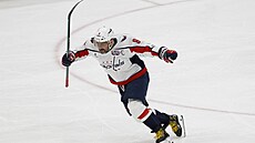 Alexandr Ovekin z Washingtonu slaví rekordní 895. gól v NHL v duelu proti New...