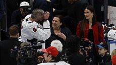 Alexandr Ovekin z Washingtonu slaví s rodinou rekordní 895. gól v NHL v duelu...