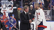 Wayne Gretzky gratuluje Alexandru Ovekinovi z Washingtonu k rekordnímu 895....