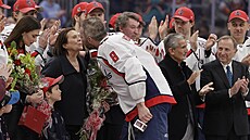 Alexandr Ove�kin z Washingtonu slaví s matkou rekordní 895. gól v NHL.