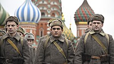 Mu�i ve vojenských uniformách z druhé sv�tové války na vzpomínkové akci na...